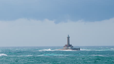 Lighthouse-Porer-under-strong-south-wind-and-waves-on-stormy-weather,-restless-sea