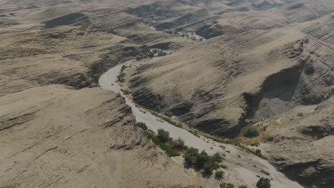 Ausgetrocknetes-Flussbett-In-Der-Namibischen-Wüstenschlucht,-Afrika---Antenne