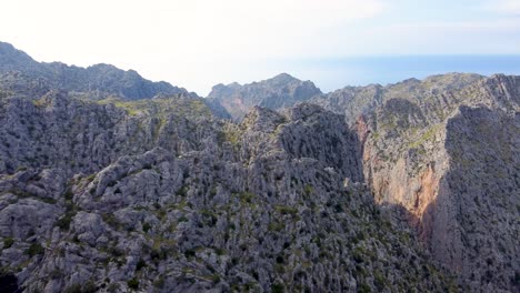 Drone-flying-over-Tramuntana-mountains,-Mallorca