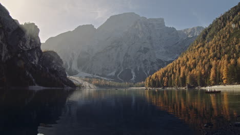 Der-Pragser-Wildsee-Gehört-Zu-Den-Naturschönheiten-Auf-Der-Liste-Des-Unesco-Weltnaturerbes
