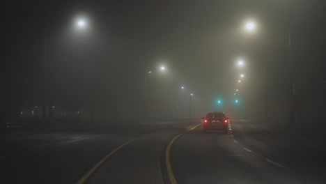 Camino-De-Niebla-Que-Brilla-Intensamente-De-Noche-Con-La-Conducción-De-Automóviles---Ancho