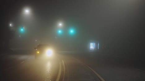 Fahrzeug-Fährt-Nachts-Im-Nebel---Breit