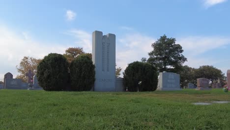 Al-Capone-grave-at-Mount-Carmel-Cemetery-in-Hillside,-Illinois