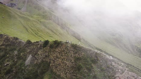 Drohne-Schoss-In-Den-Wolken-Von-Wanderern-In-Den-Bergen-Von-Cuzco-Peru