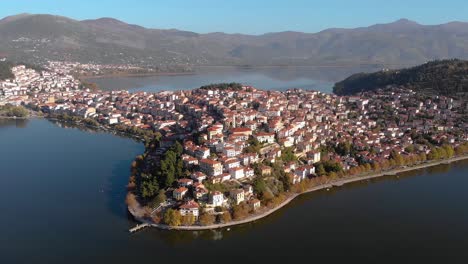 Toma-Panorámica-Aérea-Kastoria-Lago-Grecia,-Imágenes-De-Drones-4k