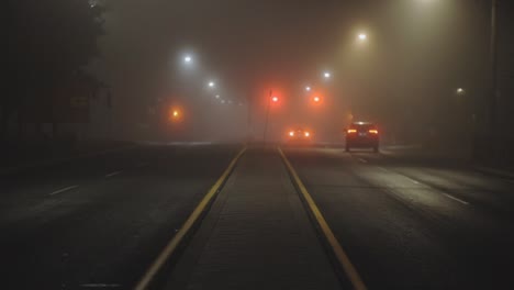 Cars-Driving-In-The-City-In-The-Evening-Mist---wide,-static