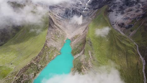 Drone-shot-of-turquoise-lake-in-the-mountains-of-Cuzco