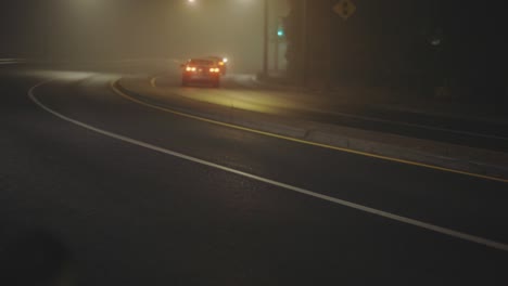 Coches-En-La-Carretera-En-La-Niebla-Por-La-Noche---Tiro-Estático