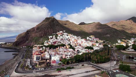 Vista-Aérea-De-Un-Pueblo-Colorido-Con-Casas-Adosadas-En-Una-Montaña