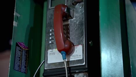 Vintage-Alte-Telefonzelle-In-Der-Innenstadt