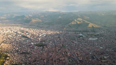 Drohne-Geschossen-Während-Des-Sonnenuntergangs-Von-über-Der-Stadt-Cuzco