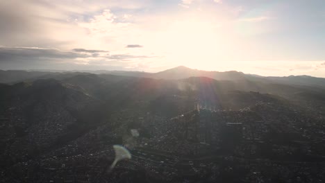 Erstaunliche-Drohne,-Die-Während-Des-Sonnenuntergangs-Von-Cuzco-Und-Seinen-Bergen-In-Der-Stadt-Aufgenommen-Wurde
