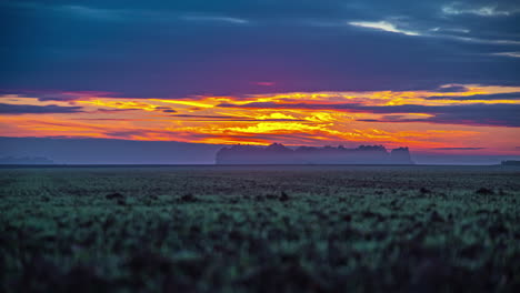 Goldener-Sonnenaufgang-Bis-Zum-Feuerroten-Sonnenuntergang-über-Ländlichen-Feldern