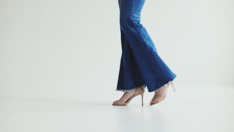 Artistic-close-up-shot-of-woman-while-walking-in-baggy-jeans-and-heels