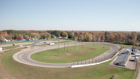 Circuito-De-Carreras-De-Autos-De-Pista-Pequeña-De-Whittemore-En-Whittmore,-Michigan-Con-Video-De-Drones-Subiendo