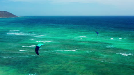 Volando-Sobre-Kiters-En-Sal,-Cabo-Verde