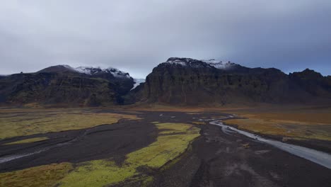 Tiefflug---Isländische-Berge-Mit-Gletscherfluss