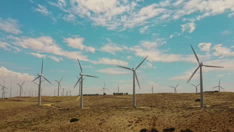 Eine-Reihe-Von-Windmühlen,-Die-Im-Heißen-Sommer-Grüne-Energie-Produzieren