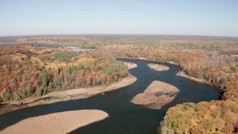 Au-Sable-River-In-Michigan-Während-Der-Herbstfarben-Mit-Drohnenvideo,-Das-Sich-Vorwärts-Bewegt