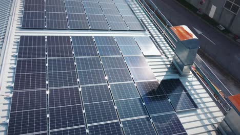 Sonnenreflexion-Von-Sonnenkollektoren-Auf-Industriegebäude,-Erneuerbare-Energiesystem