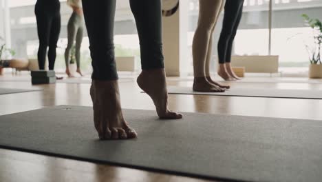 Multirassische-Yoga-Klasse,-Füße-Nahaufnahme-Verschiedener-Frauen,-Die-Yoga-Posen-Im-Innenbereich-Machen,-Diversity-Konzept