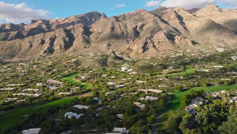 Hermosas-Estribaciones-De-Catalina,-Toma-Aérea-De-Drones-Del-Vecindario-En-Tucson,-Arizona,-En-Un-Día-Soleado