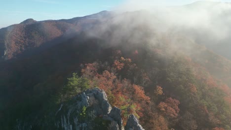 Herbst-Nebel-Herbstlaub-Seneca-Felsen-Drohne