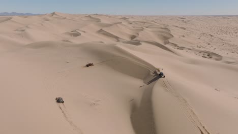 Drohnenaufnahme-Von-ATV-Dune-Buggys,-Die-Auf-Sanddünen-In-Der-Kalifornischen-Wüste-Fahren