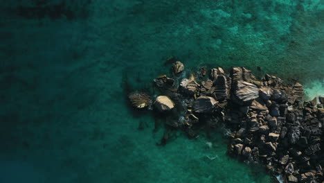 Wellen-über-Felsen-Auf-Der-Insel-La-Digue-Auf-Den-Seychellen,-Afrika