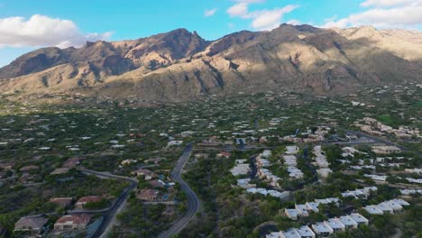 Luftdrohnenaufnahme-Der-Nachbarschaft-Von-Catalina-Foothills-In-Tucson-Arizona-An-Einem-Sonnigen-Tag,-Berge-Im-Hintergrund-Und-Häuser-Darunter