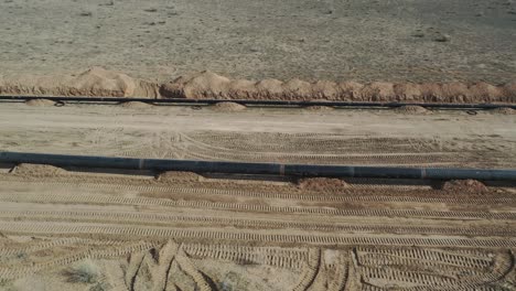 Vista-Aérea-De-La-Construcción-De-Gasoductos-De-Gas-Natural-En-El-Desierto