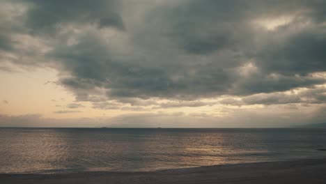 Filmischer-Blick-Auf-Den-Strand-Und-Den-Bewölkten-Himmel-Bei-Sonnenuntergang