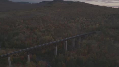 Onawa-Bockbrücke-Mit-Blick-Auf-Den-See-Onawa-Im-Herbst-Aus-Der-Luft