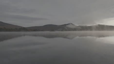 Niebla-Matutina-Baja-Sobre-El-Lago-Onawa-Con-Vistas-A-La-Montaña-Borestone