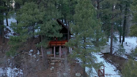 Cabin-in-the-mountains-aerial-video-in-Flagstaff,-Arizona