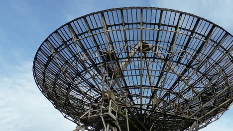 Luftbild-Aus-Niedrigem-Winkel,-Das-Unter-Mullard-Radioteleskop-Mrao-Schüssel-Und-Blauem-Himmel-Cambridge-Umkreist