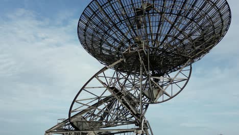 Toma-Aérea-De-La-Moderna-Antena-De-Radiotelescopio-En-El-Observatorio-De-Radioastronomía-Mullard-En-Cambridge,-Reino-Unido
