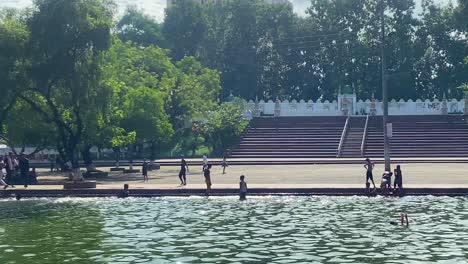 Niños-Jugando-Y-Bañándose-En-Una-Piscina-Pública-Para-El-Calor-Del-Verano