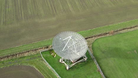 Órbita-Aérea-Sobre-La-Antena-Del-Radiotelescopio-En-El-Observatorio-De-Radioastronomía-Mullard