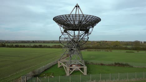 Órbita-Aérea-Sobre-La-Moderna-Antena-De-Radiotelescopio-En-El-Observatorio-De-Radioastronomía-Mullard
