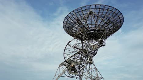 Tiefwinkel-Luftbild-Umkreisen-Cambridge-Mullard-Radioteleskop-Mrao-Gericht-Und-Blauer-Himmel
