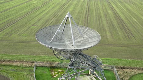 Toma-Aérea-De-La-Antena-Del-Radiotelescopio-En-El-Observatorio-De-Radioastronomía-Mullard-En-Cambridge,-Reino-Unido