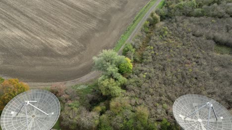 Vista-Aérea-Sobre-Las-Tierras-Agrícolas-Y-La-Matriz-De-Telescopios-Del-Radio-Observatorio-Mullard-Mrao