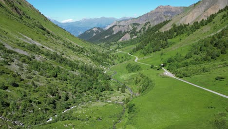Kleiner-Schwimmender-Fluss-Und-Grünes-Tal-Im-Col-Du-Glandon,-Französische-Alpen---Antenne