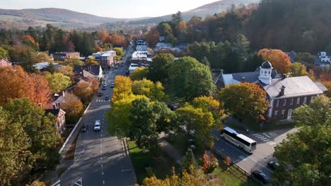 Neuengland-Im-Herbst-Luftaufnahme-Von-Woodstock-Vermont