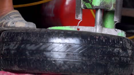 Reifen-Von-Der-Felge-Entfernen-Reifenmontiermaschine-Verwenden