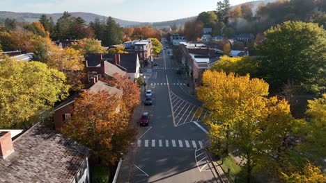 New-England-Kleinstadt-Woodstock-Vermont-Mit-Herbstblattfarbe-Im-Herbst