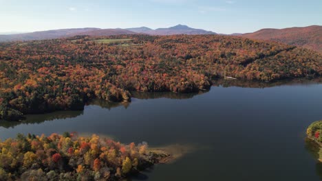 New-England-Herbstfärbung-In-Der-Nähe-Von-Stowe-Und-Mount-Mansfield-Vermont
