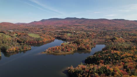 New-England-Fallblattfarbe-über-Vermont-Lake-Im-Herbst
