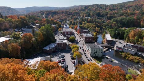 New-England-Herbstfärbung-Mit-Herbstlaub-In-Springfield,-Vermont
